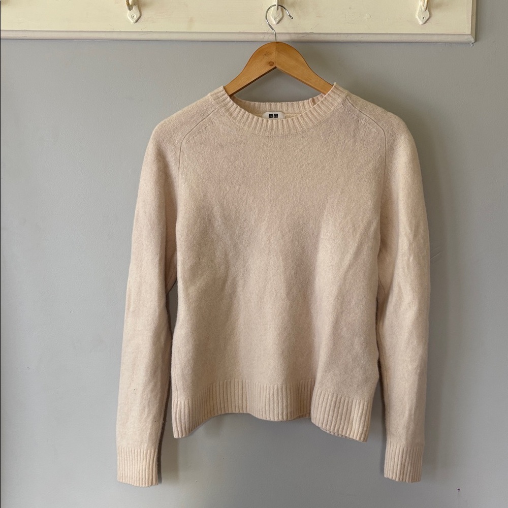 Uniqlo Women's 100% Wool Cream Crewneck Sweater Size Large | Cozy Classic Laye